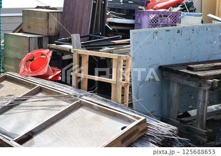 廃棄された物品置き場の風景 125688653
