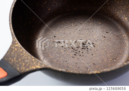 テフロンフライパンの底についた傷 テフロンフライパンの底についた傷 125689058