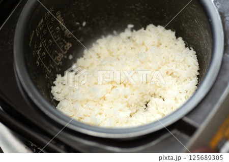 炊飯器の中の残り物ご飯 125689305