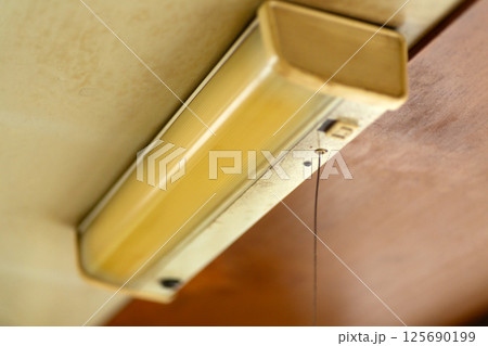 中古住宅の黄ばんだ古い蛍光灯 125690199