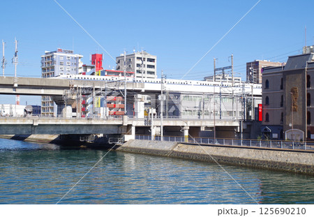 小倉紫川に架かる鉄橋の景色 小倉紫川に架かる鉄橋の景色 125690210