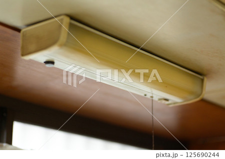 中古住宅の黄ばんだ古い蛍光灯 中古住宅の黄ばんだ古い蛍光灯 125690244