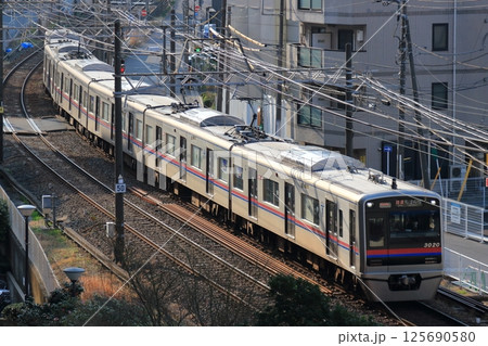 夕暮れ時の京成千葉線と街路 125690580