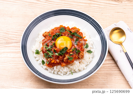 ミートソース丼（卵黄のせ） 125690699