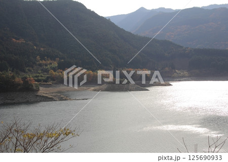 愛媛県四国中央市 銅山川周辺の紅葉 愛媛県四国中央市 銅山川周辺の紅葉 125690933