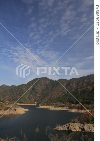 愛媛県四国中央市　銅山川周辺の紅葉 125690943