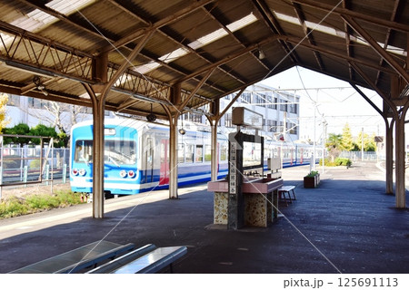 伊豆の国市 伊豆箱根鉄道の大仁駅プラットホームと列車 伊豆の国市 伊豆箱根鉄道の大仁駅プラットホームと列車 125691113