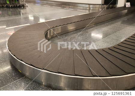 羽田空港手荷物レーンのベルトコンベア 125691361