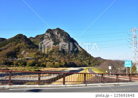 伊豆の国市 城山と狩野川大橋と秋空 伊豆の国市 城山と狩野川大橋と秋空 125691648