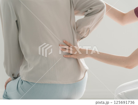 腰痛施術 125691736