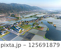 水田の間に家が流れるような景色を空撮 水田の間に家が流れるような景色を空撮 125691879