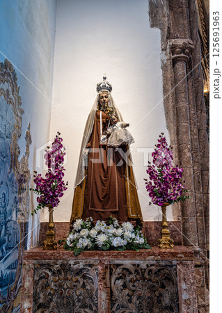 Setubal, Portugal - Feb 28, 2025: Interior of Monastery of Jesus of Setubal in Portugal. Church of the former Monastery 125691963