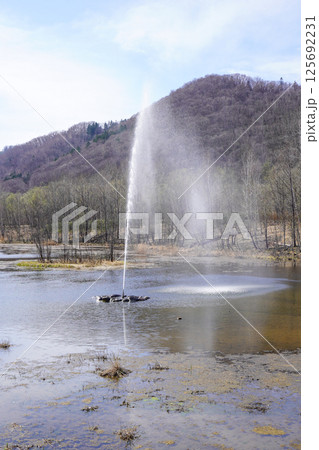 ふくろう池の七色の噴水（忠別ダム） 125692231