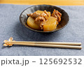 鶏肉と大根の煮物 125692532