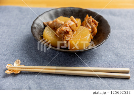 鶏肉と大根の煮物 鶏肉と大根の煮物 125692532