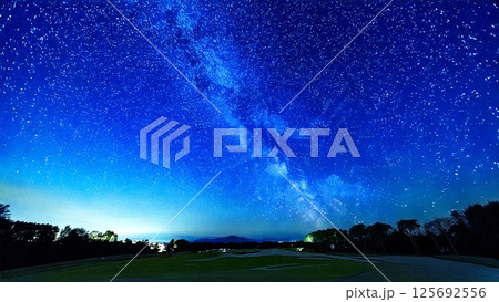 ゴルフのイメージ 夜空 芝生 おしゃれ 背景素材 チラシ・バナー・動画素材 AI生成素材 ゴルフのイメージ 夜空 芝生 おしゃれ 背景素材 チラシ・バナー・動画素材 AI生成素材 125692556