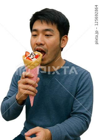 クレープを食べる男性 125692864