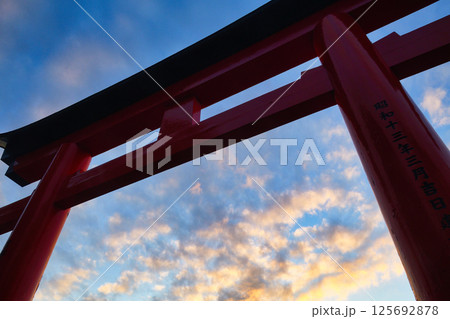 京都 伏見稲荷大社 美しい夕焼けと鳥居(京都府京都市伏見区) 京都 伏見稲荷大社 美しい夕焼けと鳥居(京都府京都市伏見区) 125692878