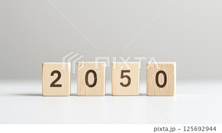 シンプルなグレー背景に並ぶ2050年の木製数字ブロック | 落ち着いた美しさ 125692944