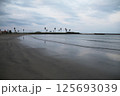 明け方の砂浜 125693039