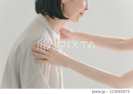 50代女性を励ます。寄り添う。付き添い。助ける。 125693073