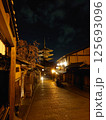 春の夜の八坂の塔 125693096