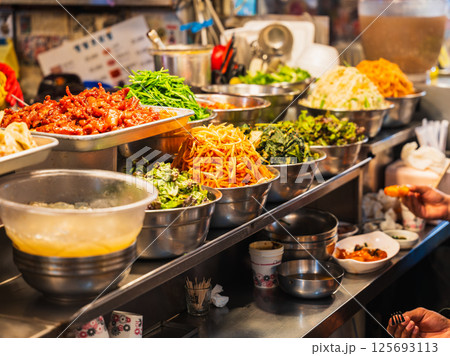 ソウル 広蔵市場(カンジャンシジャン)のグルメ屋台 ソウル 広蔵市場(カンジャンシジャン)のグルメ屋台 125693113