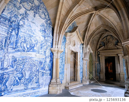 ポルト大聖堂の美しい回路　（ポルトガル・ポルト） 125693136