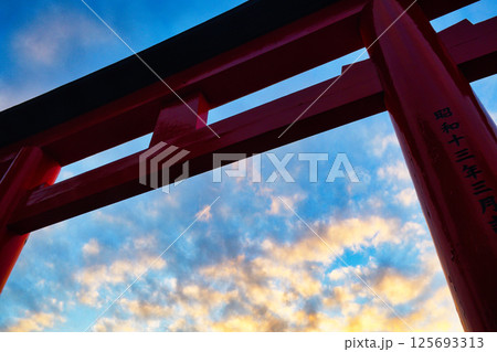 京都 伏見稲荷大社 美しい夕焼けと鳥居(京都府京都市伏見区) 京都 伏見稲荷大社 美しい夕焼けと鳥居(京都府京都市伏見区) 125693313