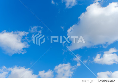 青空に浮かぶ白い雲と澄んだ空気 125693362