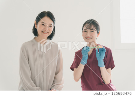 歯科衛生士のブラッシング指導 125693476