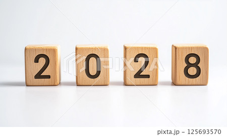ナチュラルな木製ブロックに刻まれた2028年の数字 | クリアな印象 125693570
