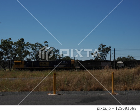 ノース・コースト線を走る貨物列車 Boyne Island QLD オーストラリア ノース・コースト線を走る貨物列車 Boyne Island QLD オーストラリア 125693668