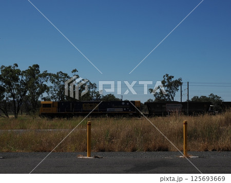 ノース・コースト線を走る貨物列車　Boyne Island　QLD　オーストラリア 125693669