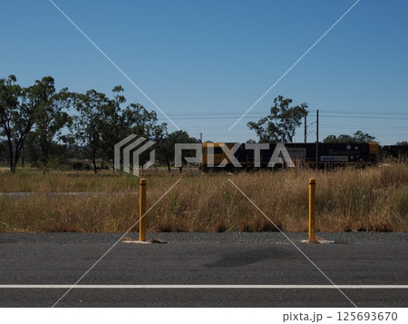 ノース・コースト線を走る貨物列車 Boyne Island QLD オーストラリア ノース・コースト線を走る貨物列車 Boyne Island QLD オーストラリア 125693670