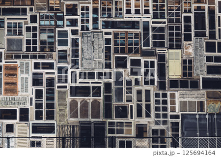 ヴィンテージな窓がたくさんコラージュされた建築物の壁 ヴィンテージな窓がたくさんコラージュされた建築物の壁 125694164