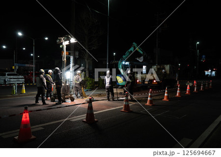 深夜の道路工事の様子1 125694667