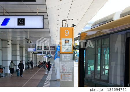 羽田第2ターミナルのバスターミナル　無料連絡バスのバス停　空港内シャトルバスのバス停 125694752