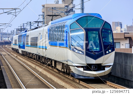 近鉄名古屋線の高架区間を走る観光特急しまかぜ 近鉄名古屋線の高架区間を走る観光特急しまかぜ 125694771