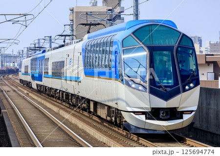 近鉄名古屋線の高架区間を走る観光特急しまかぜ 125694774