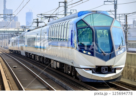 近鉄名古屋線の高架区間を走る観光特急しまかぜ 125694778