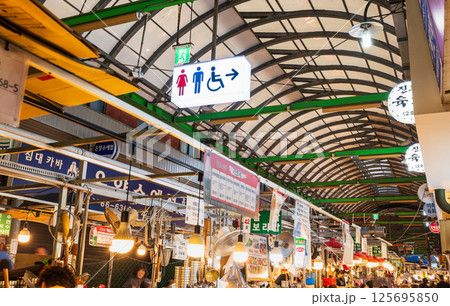 ソウル 夜の広蔵市場(カンジャンシジャン) ソウル 夜の広蔵市場(カンジャンシジャン) 125695850