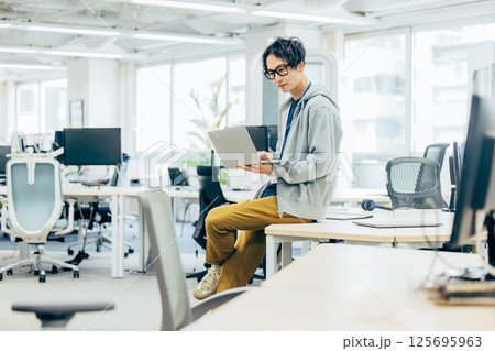 オフィスで働くエンジニア　男性 125695963