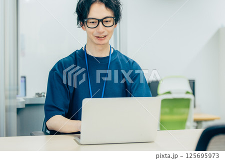 オフィスで働くエンジニア 男性 オフィスで働くエンジニア 男性 125695973