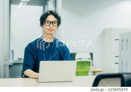 オフィスで働くエンジニア　男性 125695974