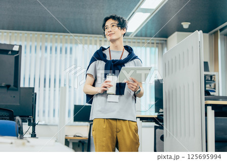オフィスで働くエンジニア　男性 125695994