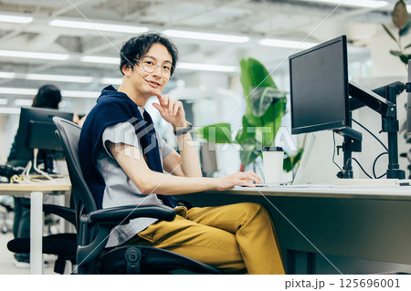 オフィスで働くエンジニア 男性 オフィスで働くエンジニア 男性 125696001