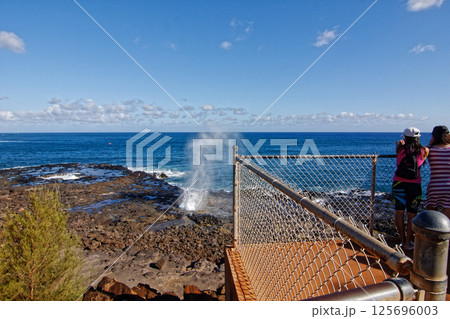 カウアイ島　ポイプ　潮吹き穴 125696003