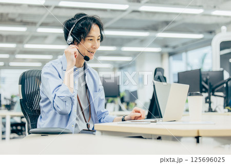 オフィスで電話する男性　コールセンター 125696025