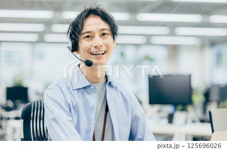 オフィスで電話する男性　コールセンター 125696026